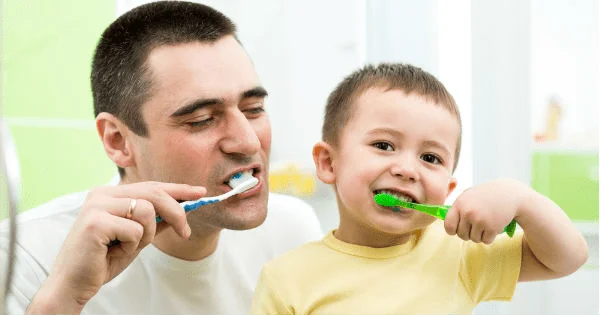 ¿Cual es la manera de cepillarnos correctamente los dientes?